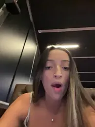 BelleLouiseVp webcam stripchat model stream image