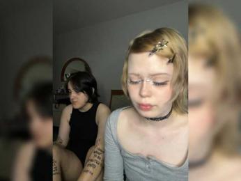 AliceAndMia webcam model stream image