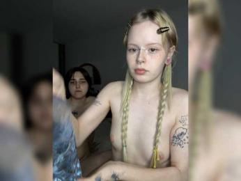 AliceAndMia webcam model stream image