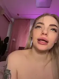 HugeBoobsAlice webcam model stream image