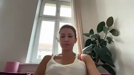 suyneslii webcam stripchat model stream image