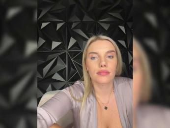 LYALYAtop webcam model stream image