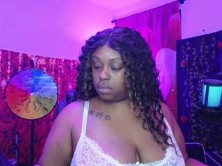 queencroze webcam model stream image