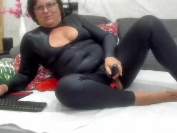 KyliePage1 webcam model stream image