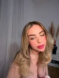 Alirawrz webcam stripchat model stream image