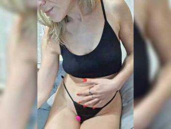 krisred webcam bongacams model stream image