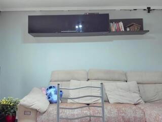 Louissa Bennett webcam model stream image