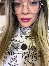 PeachChampagne webcam model stream image