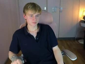 avenrey webcam chaturbate model stream image