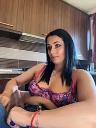 Hotmomcheckk_ webcam model stream image