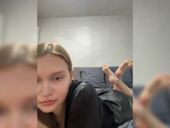 Lola-2 webcam model stream image