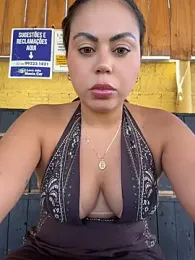 LariiHotWife webcam model stream image