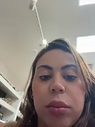 LariiHotWife webcam model stream image