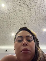 LariiHotWife webcam model stream image
