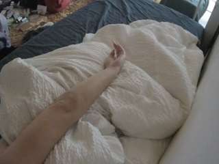 voyeurcam-julmodels-whitebed-4 webcam model stream image