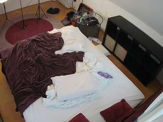 voyeurcam-julmodels-whitebed-2 webcam model stream image