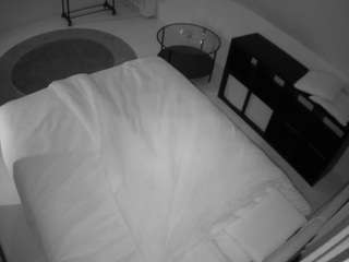 voyeurcam-julmodels-whitebed-2 webcam model stream image