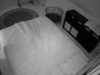 voyeurcam-julmodels-whitebed-2 webcam model stream image