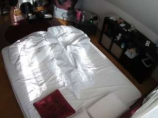 voyeurcam-julmodels-whitebed-2 webcam model stream image