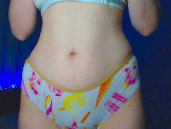 Emelicristal webcam model stream image