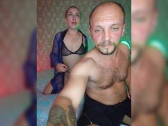 Kayla_and_Bach webcam model stream image