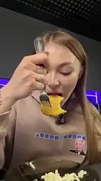 AriWild webcam model stream image