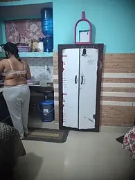 Yourshyriya webcam model stream image