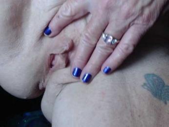 April_XO webcam model stream image