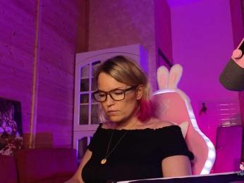 Findom_Lady_Shine webcam model stream image