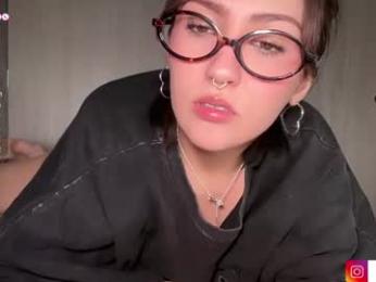maeeve_ webcam model stream image