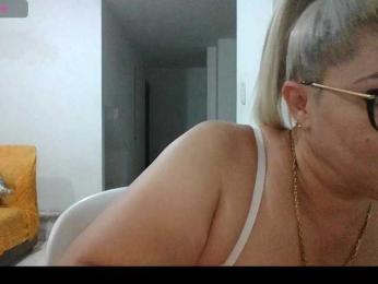 Hotmommyxxx webcam model stream image