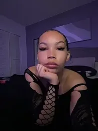 nikkiloveee webcam stripchat model stream image