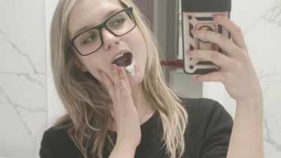 Alice webcam model stream image