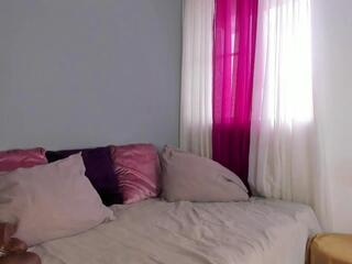 Mollyy Bloom webcam model stream image