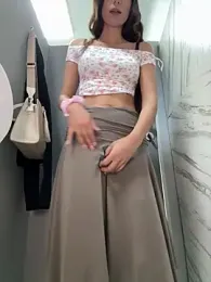 -_MiaQueen_- webcam stripchat model stream image