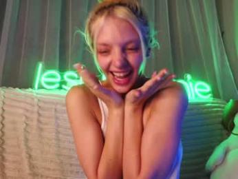 lesi_moonie chaturbate stream image, 29.03.2025 18:00
